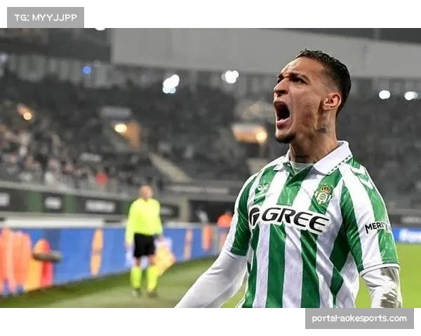 安东尼被换下失控踹衣物包，贝蒂斯更衣室现紧张